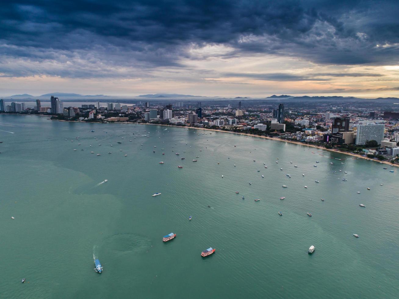 luchtfoto van pattaya strand als de zon opkomt boven de oceaan in thailand foto