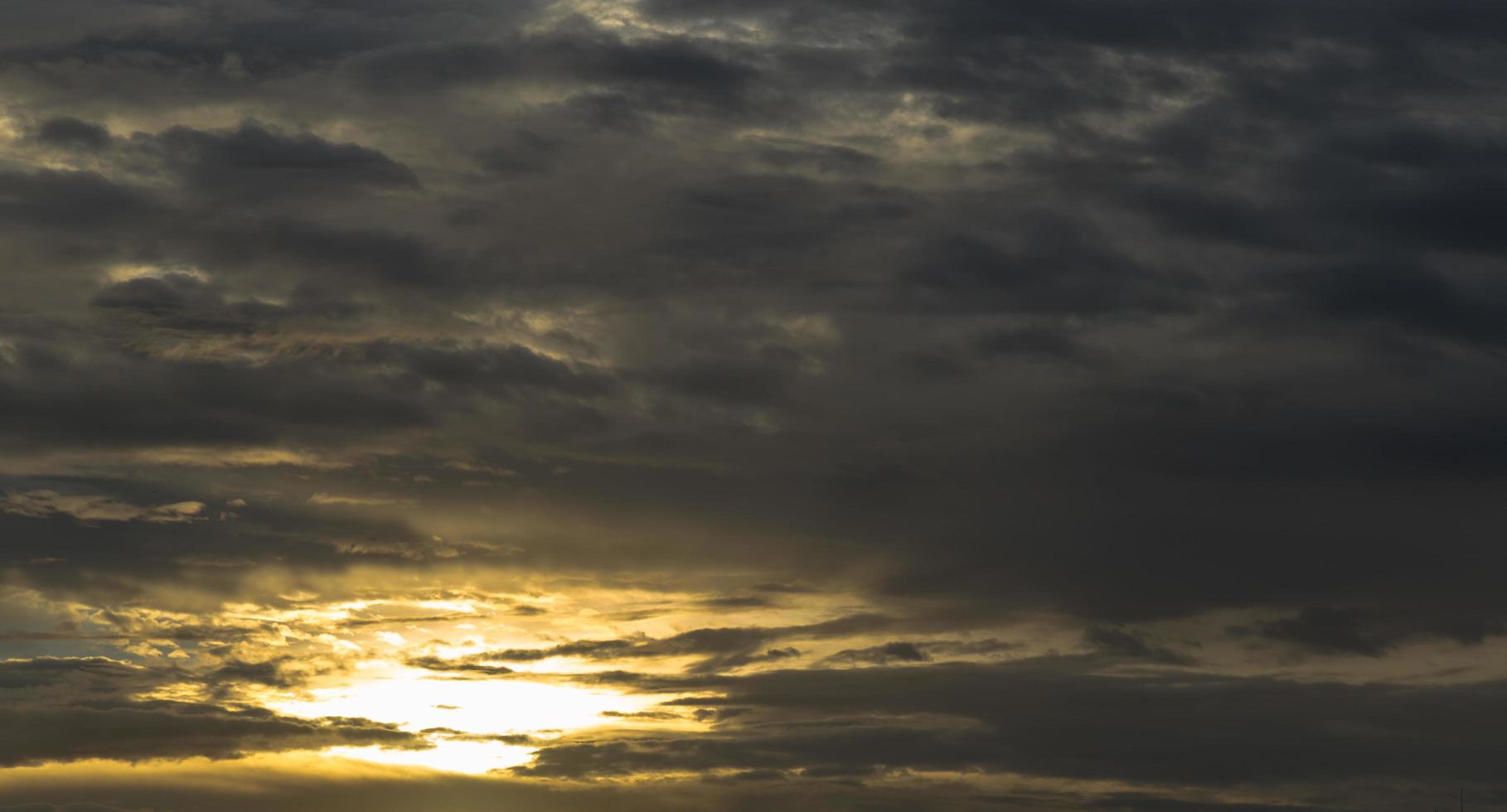 zonsonderganghemel en zon foto