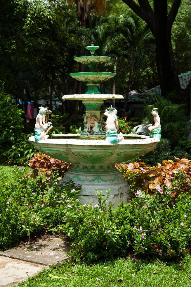 fontein in het park foto
