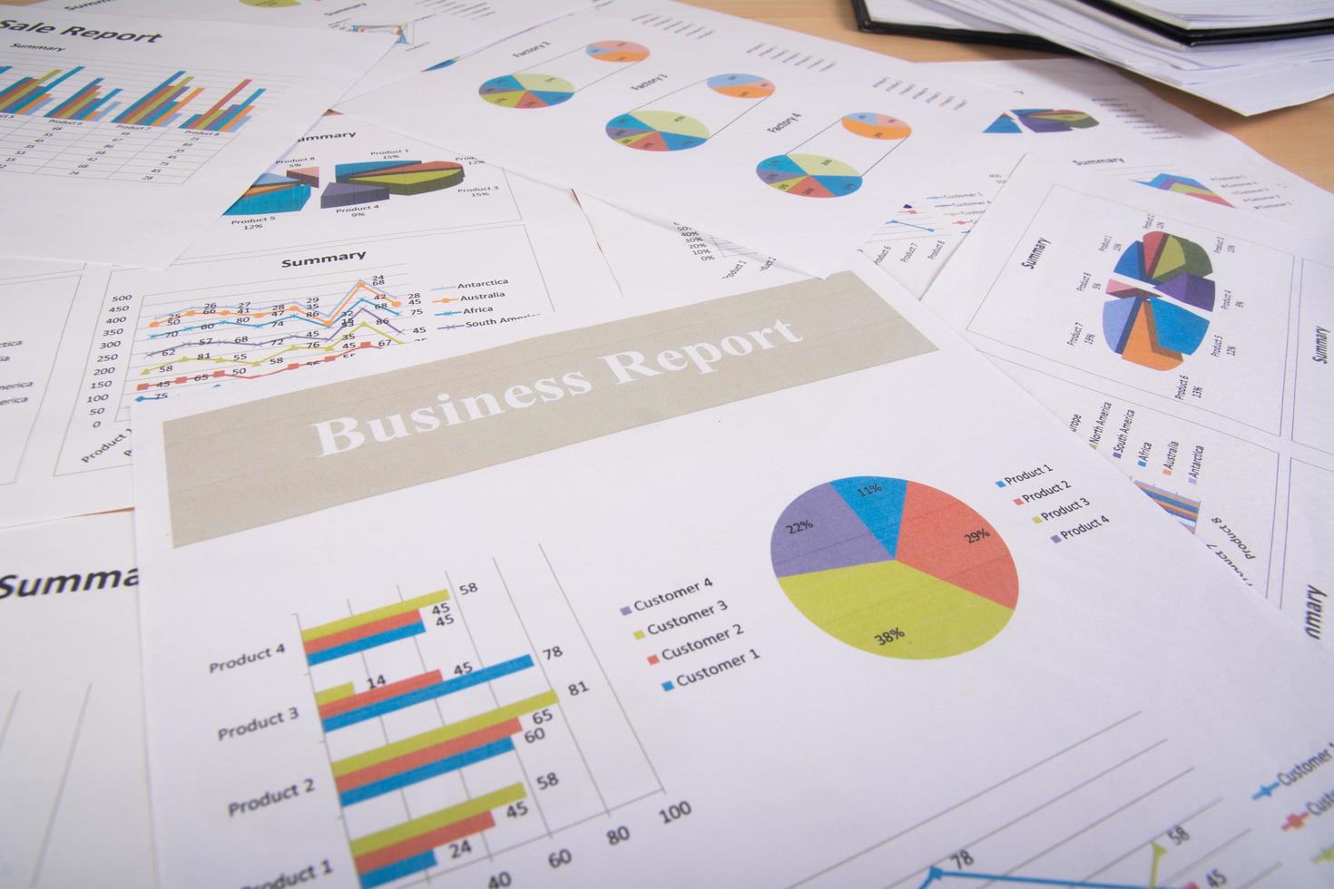 zakelijk rapport van grafieken en diagrammen foto