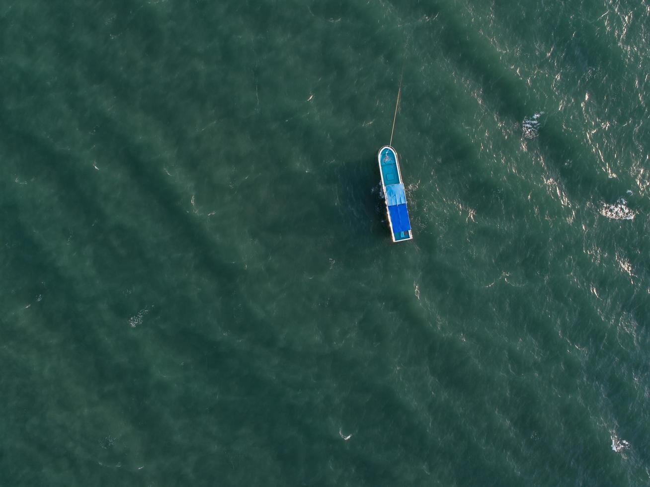 luchtfoto van vakantieboot op de oceaan foto