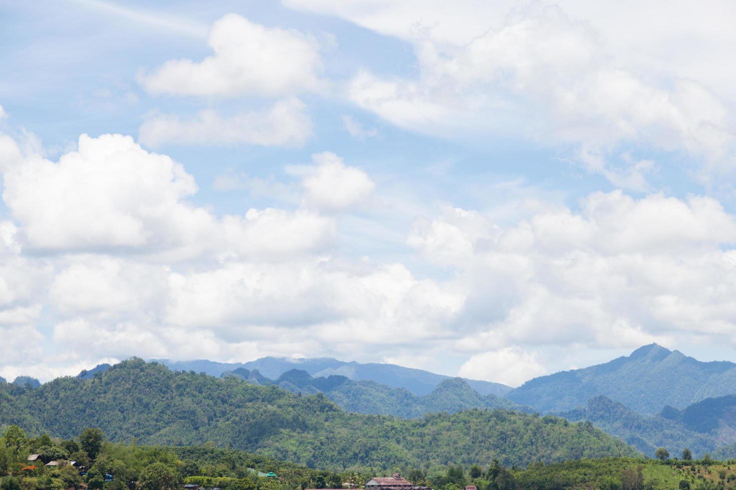 met bos bedekte bergen in Thailand foto