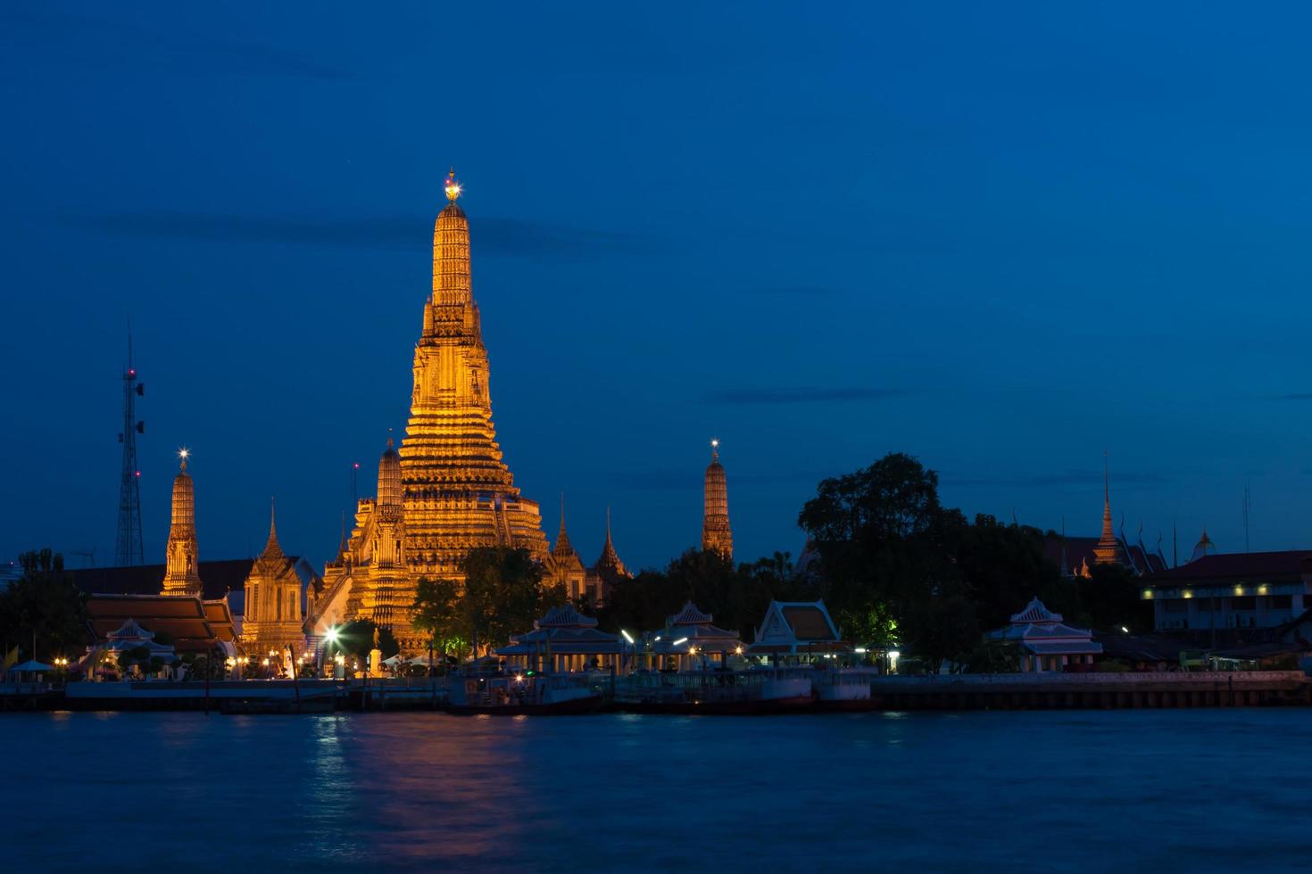 wat arun tempel in bangkok 's nachts foto