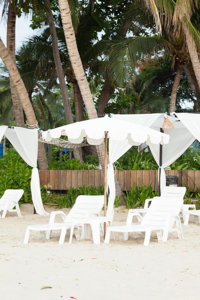 zonnebaden en parasols in thailand foto