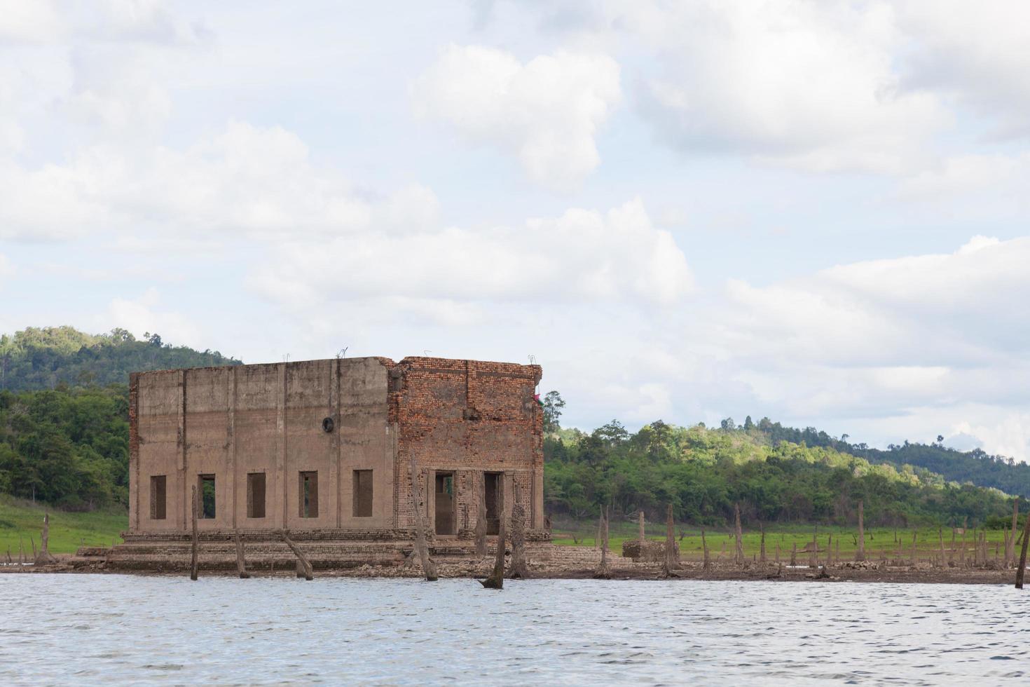 ruïnes van een oude tempel in Thailand foto