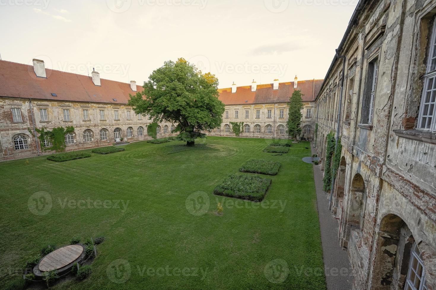 binnenplaats met pauwen van benedictine klooster in Rajhrad foto