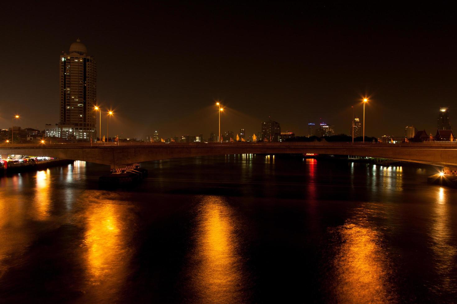 brug over de rivier foto