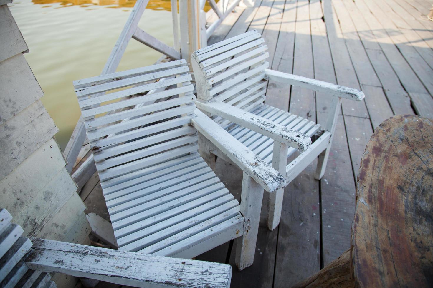 stoelen aan het water foto