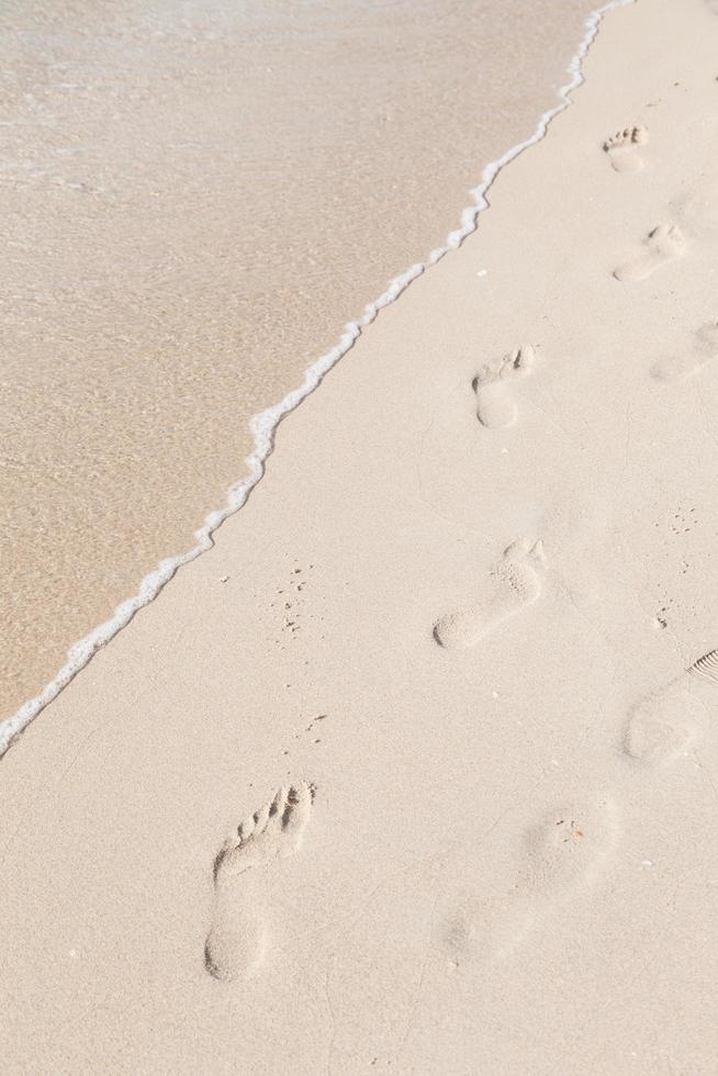 voetafdrukken in het zand op het strand foto