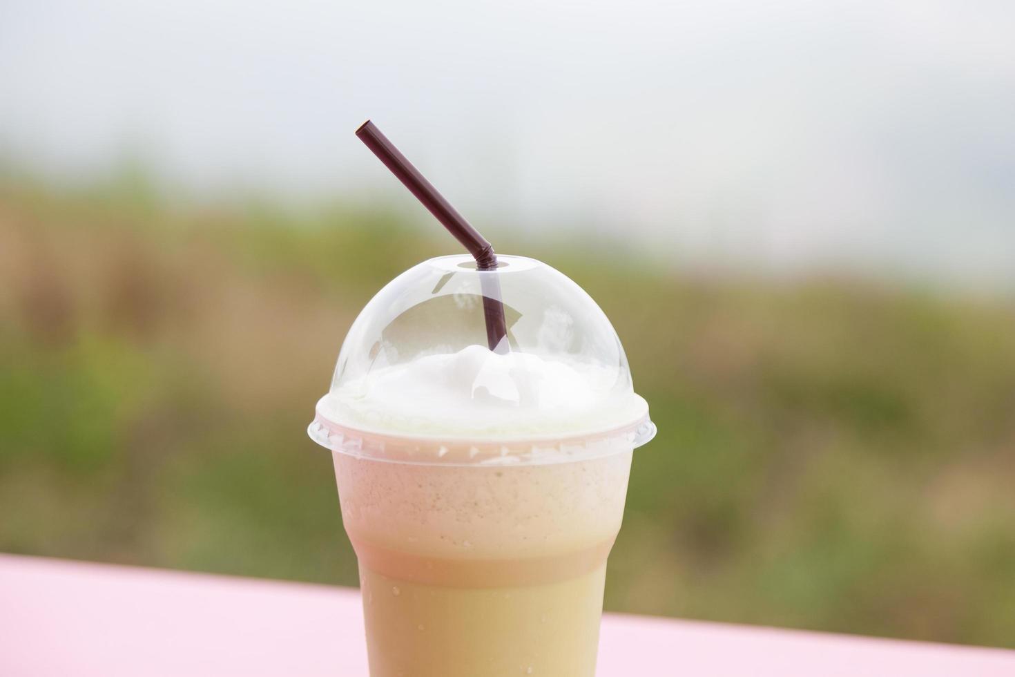 koffie in een plastic beker foto