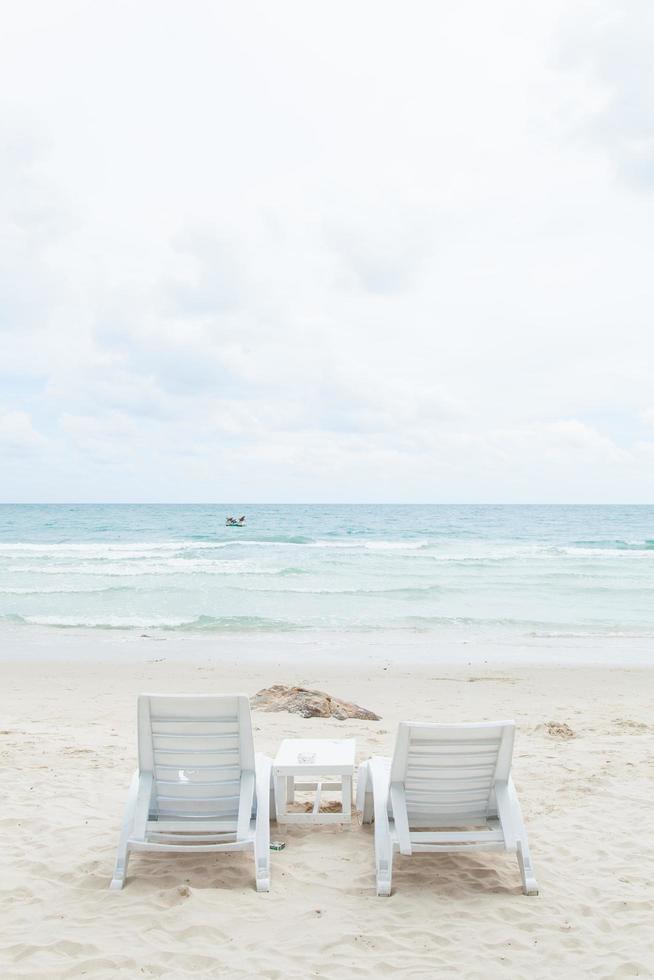 witte ligbedden op het strand foto