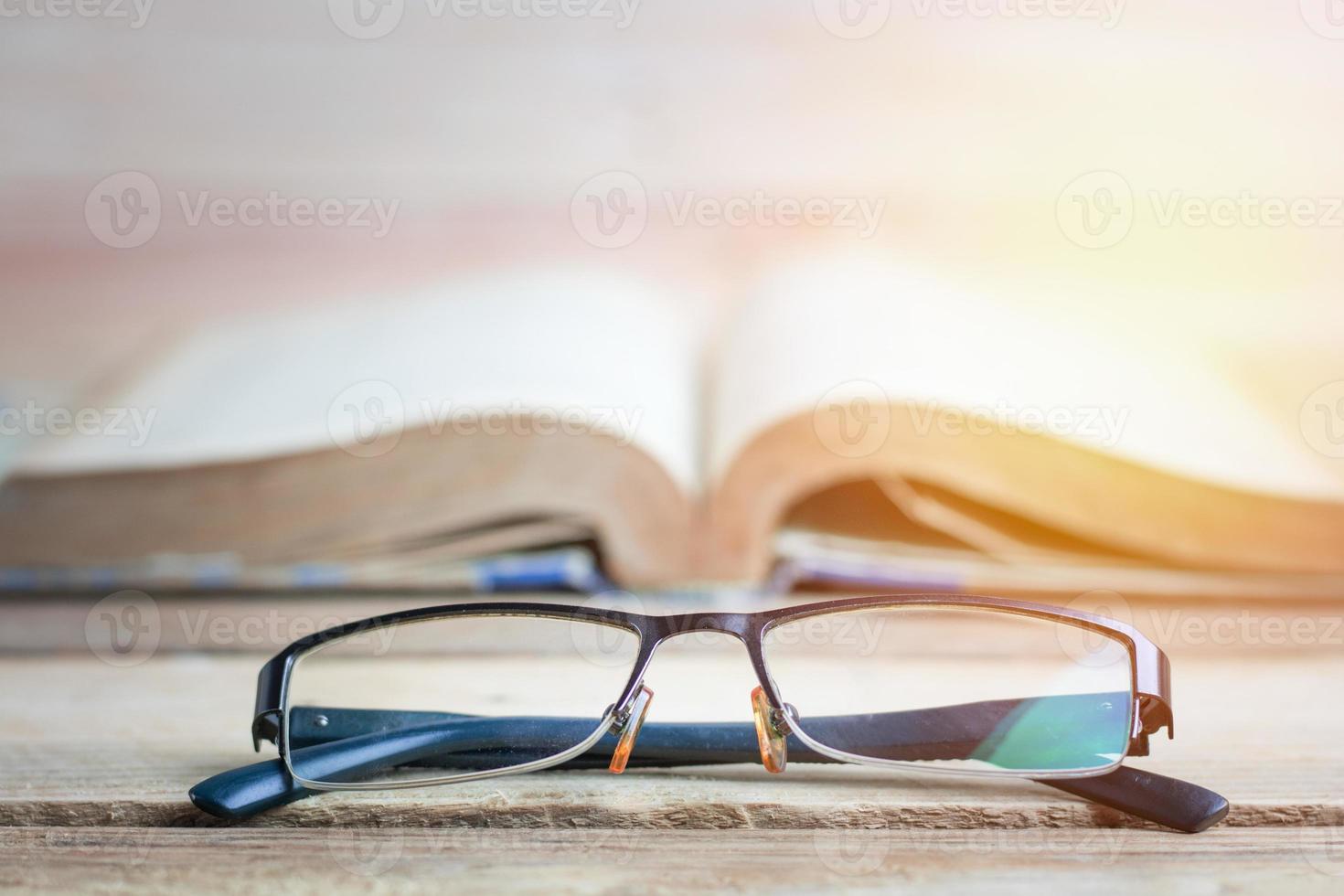 glazen met open boek op de achtergrond foto