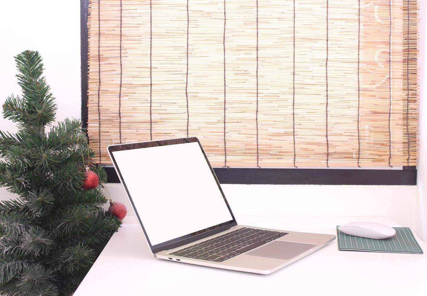 laptop mock-up met kerstboom foto