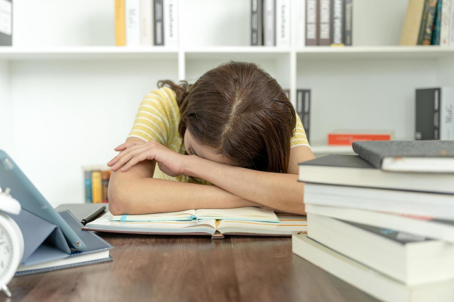 Aziatisch leerling vrouw hebben ongerustheid omdat van examens, vrouw bereiden voor test en aan het leren lessen in de bibliotheek. spanning, wanhoop, haast, misverstand lezing, ontmoedigd, verwachting, kennis foto