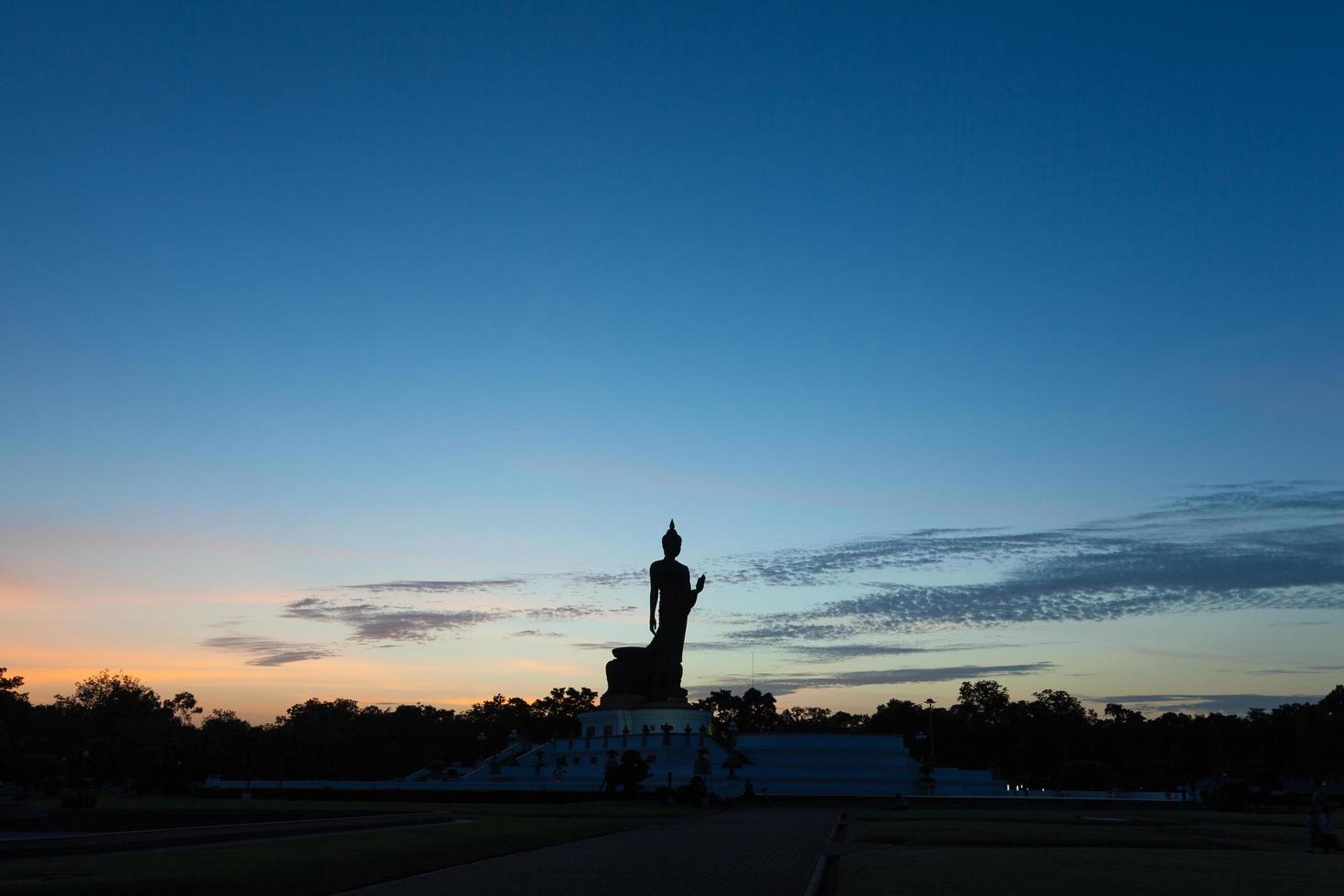 silhouet van een groot Boeddhabeeld in Thailand foto