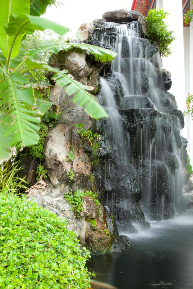 waterval in een park foto