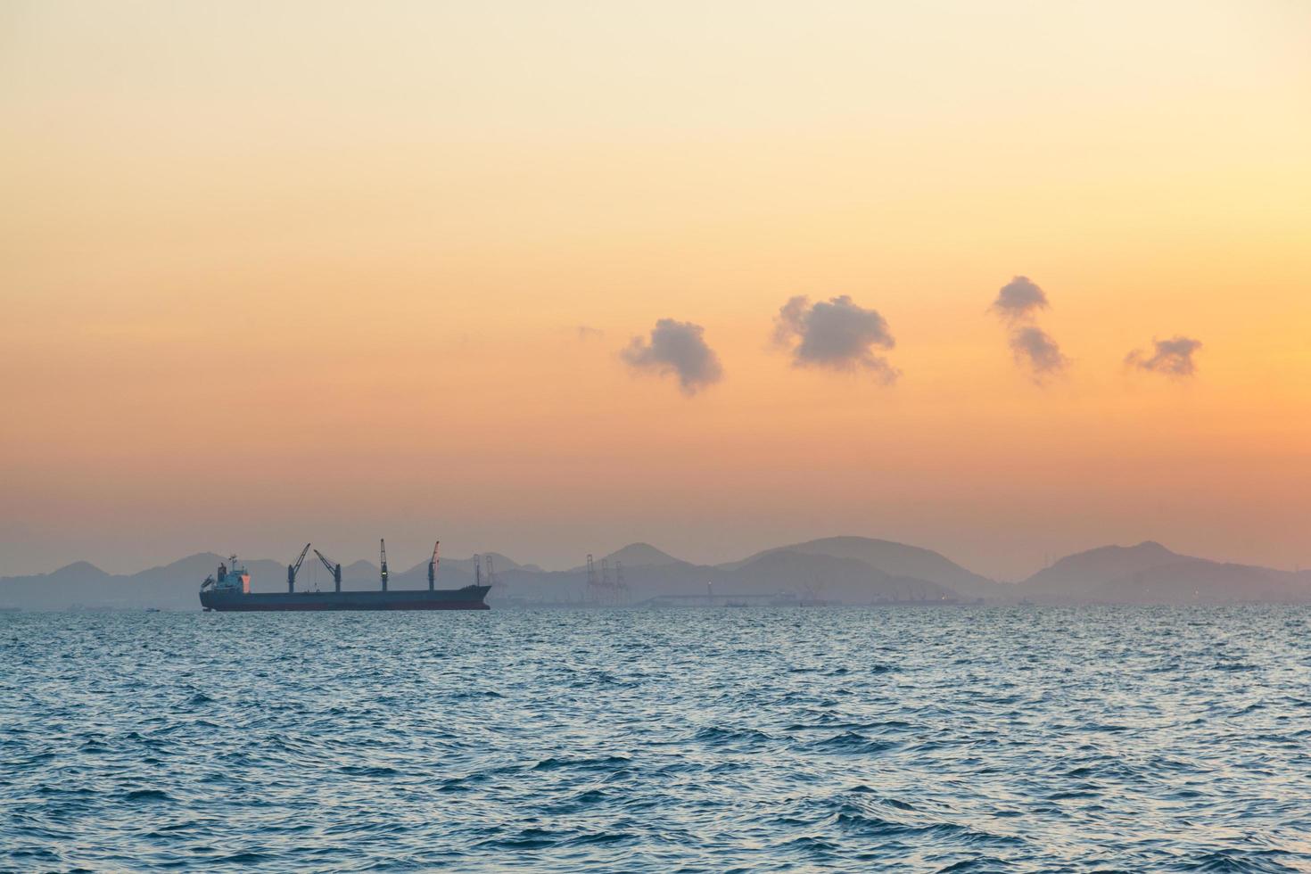 vrachtschip in de ochtend foto