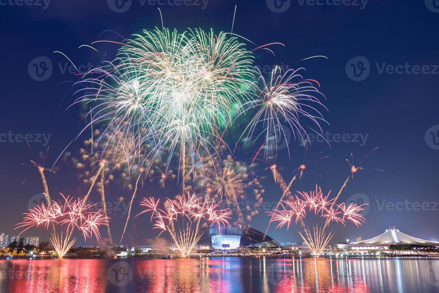 prachtig vuurwerk op de nationale feestdag van singapore foto