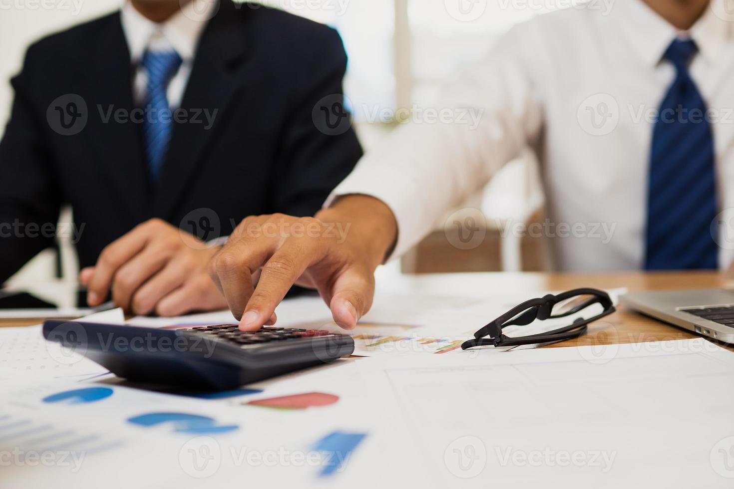 twee zakenmensen in een vergadering foto