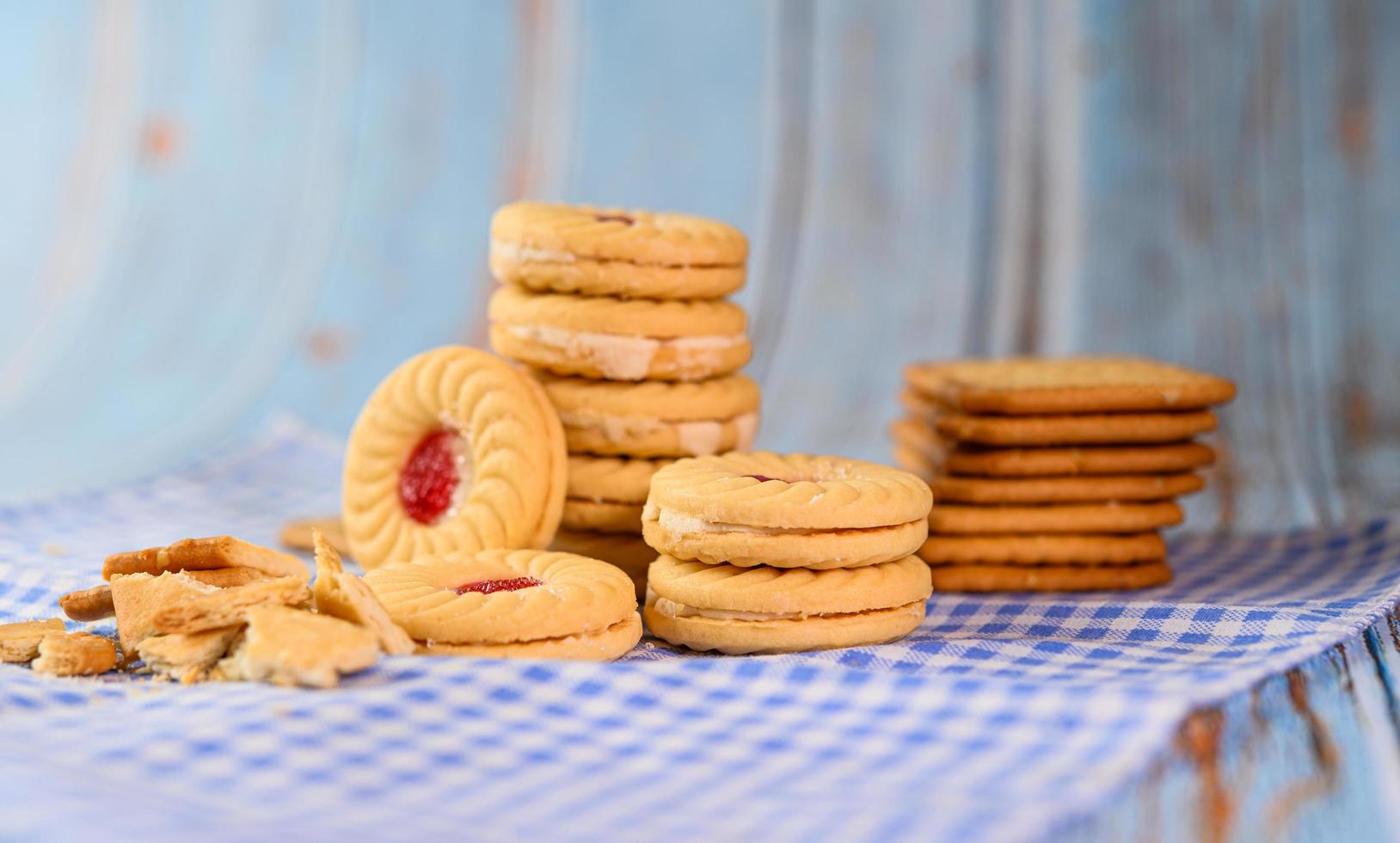 sandwichkoekjes met aardbeienroom foto