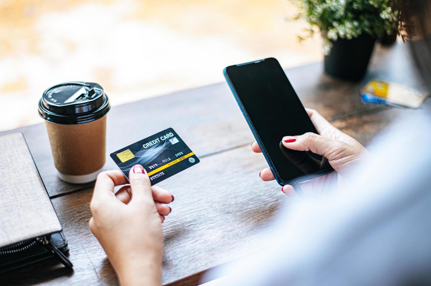 betaling voor goederen met creditcard via smartphone foto