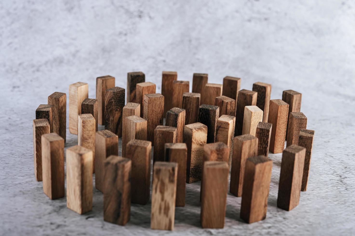 houten blokken, gebruikt voor dominospellen foto