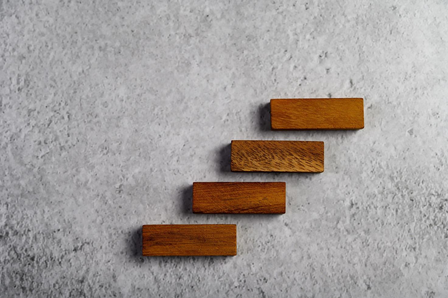 houten blokken, gebruikt voor dominospellen foto
