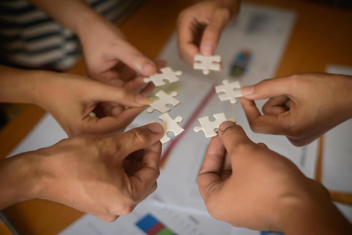 handen met legpuzzels foto