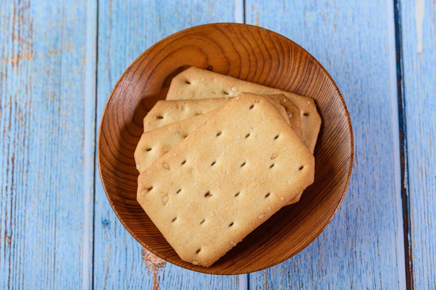 crackers in een houten kom foto