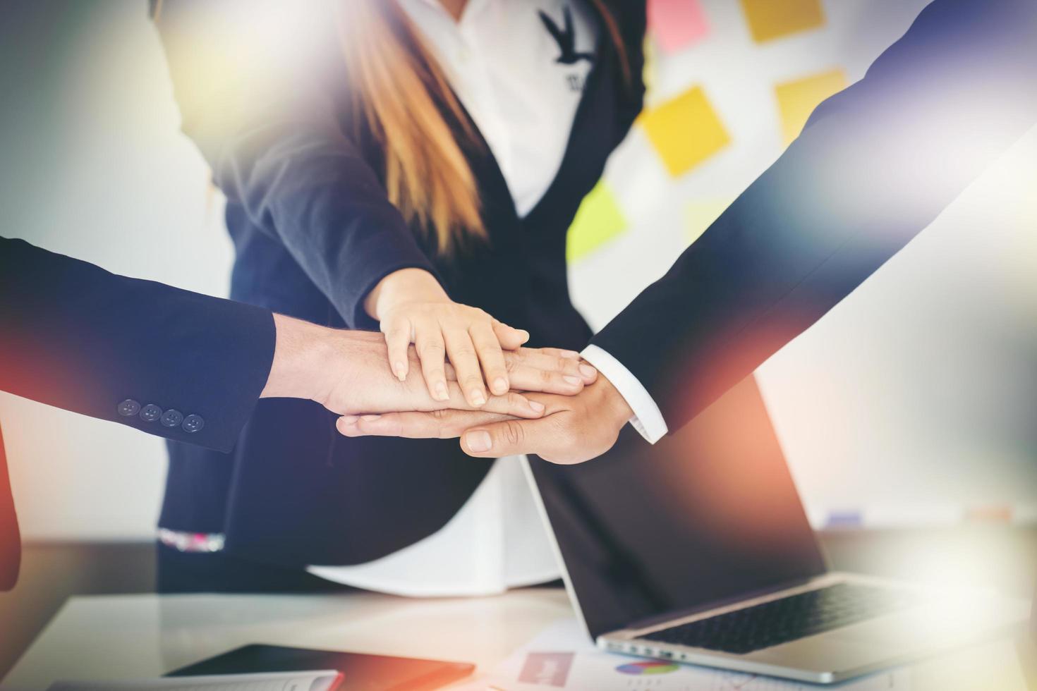 business team voegt zich bij elkaar foto