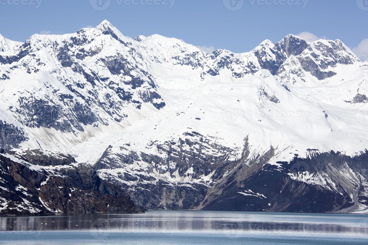 gletsjer baai nationaal park bergen in voorjaar foto
