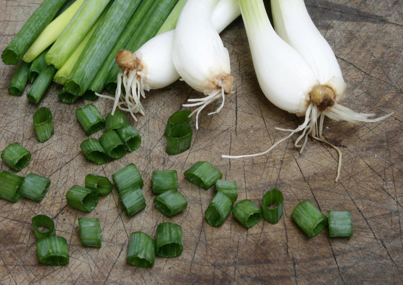 groene uien op hout foto