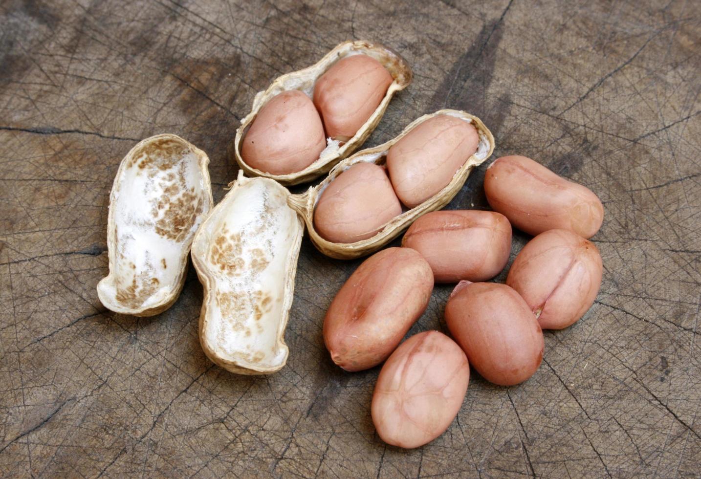 natuurlijke pinda's op hout foto