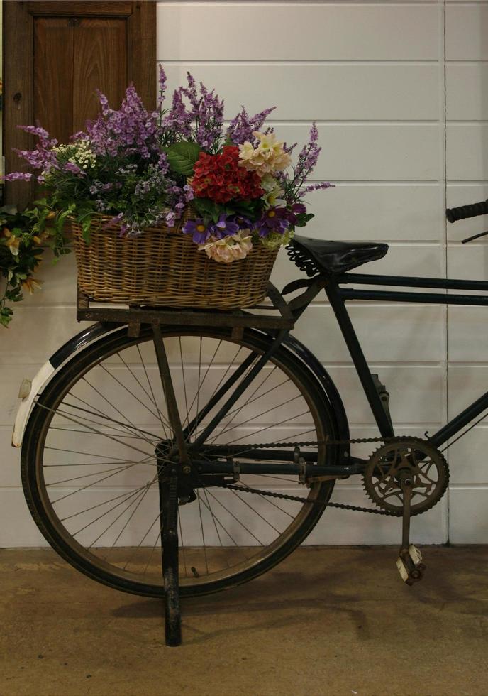 fiets en bloemen foto