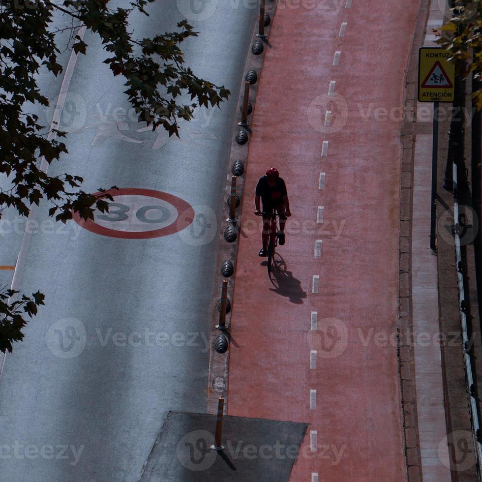 fietser Aan de straat, fiets mode van vervoer in Bilbao stad, Spanje foto