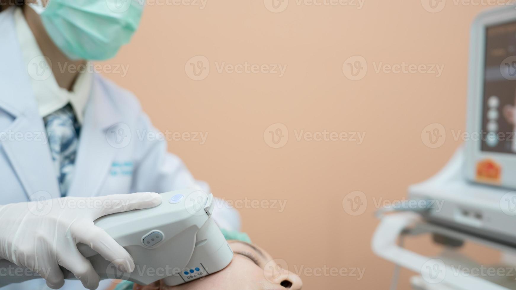 schoonheidsspecialist procedure door elektrisch apparaat, echografie behandeling behandeling voor huid aanscherping in esthetisch kliniek. foto