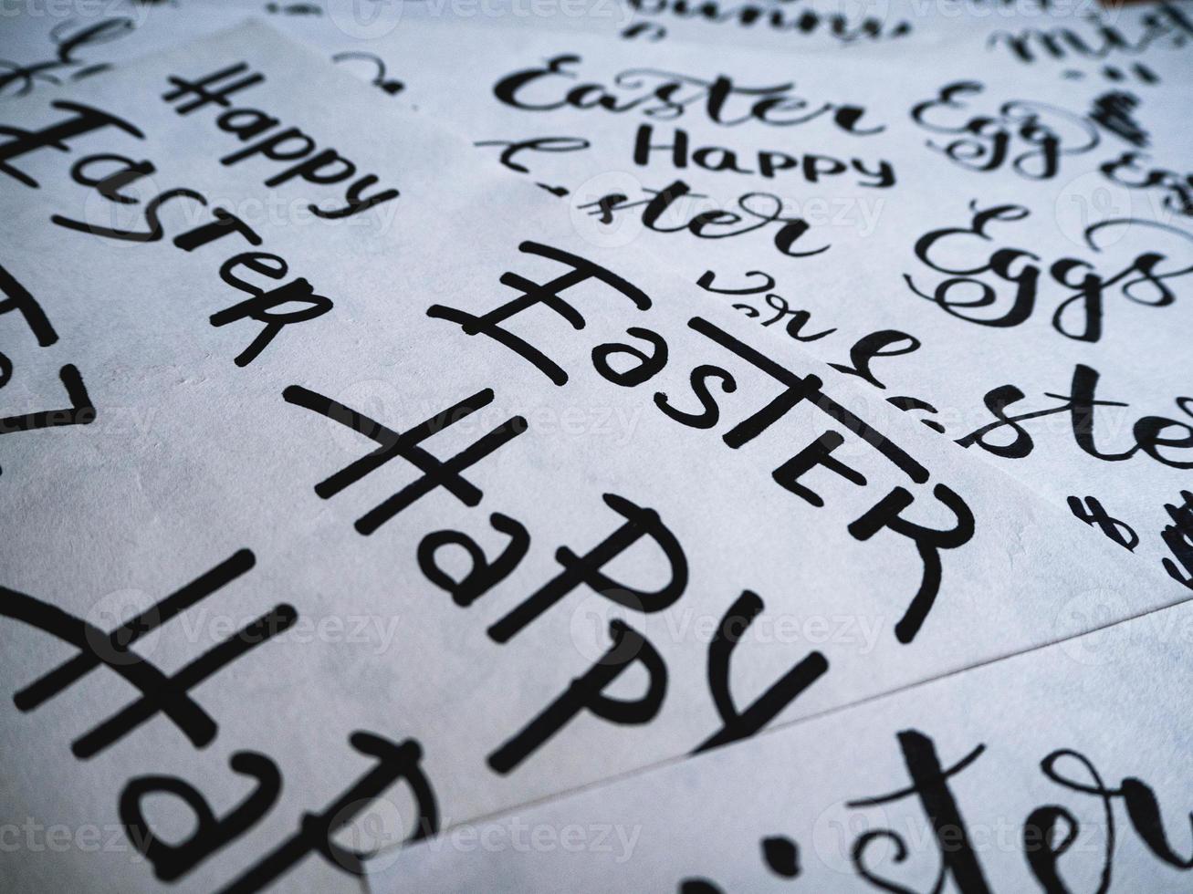 gelukkig Pasen kalligrafie. voorjaar belettering bladzijde illustratie foto