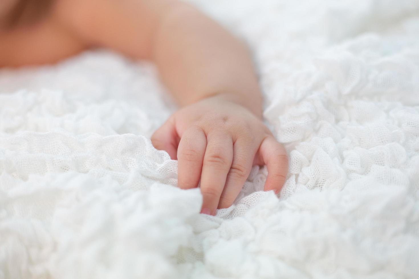 pasgeboren baby's hand met selectieve aandacht foto