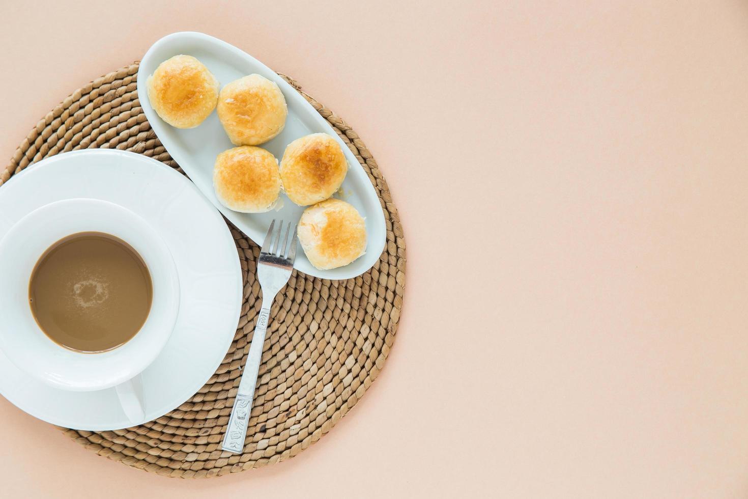 bovenaanzicht van koffie en dessert foto