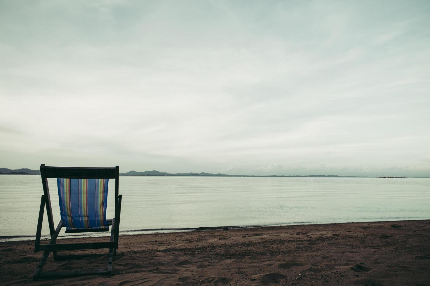 zee met strandstoelen van het resort foto