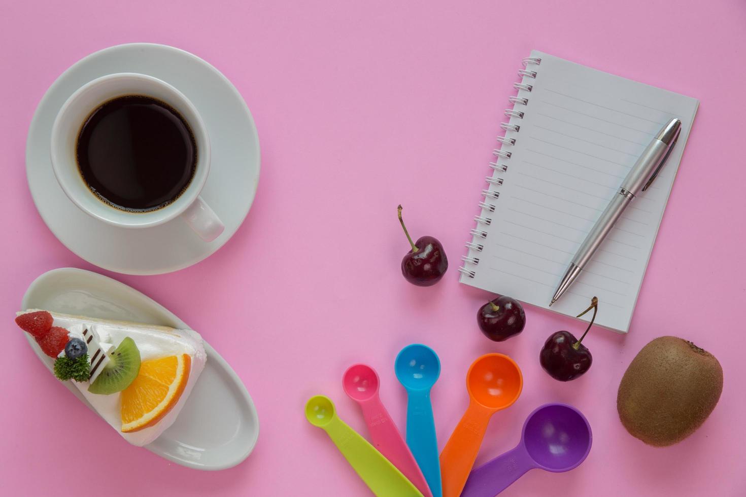 bovenaanzicht van bureau met koffie en dessert foto