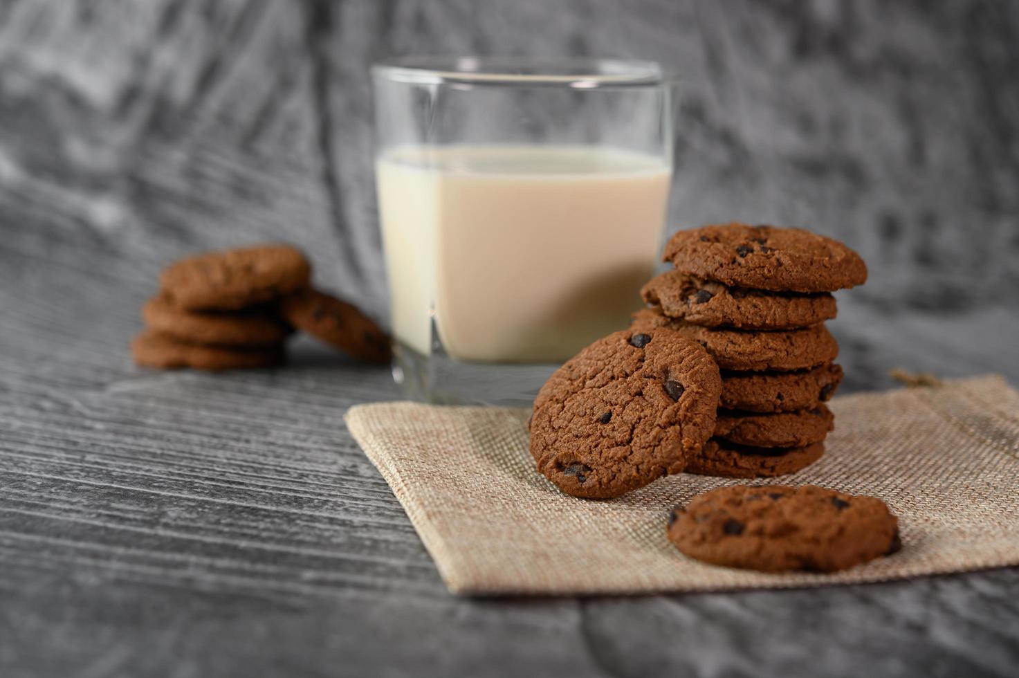 koekjes en een glas melk op een doek foto