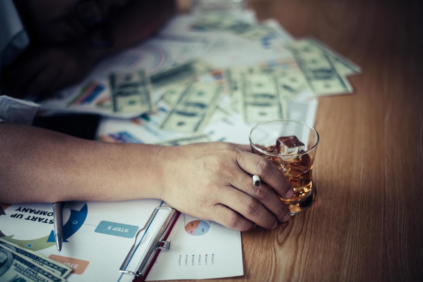 zakenman drinken uit spanningen op de werkplek foto