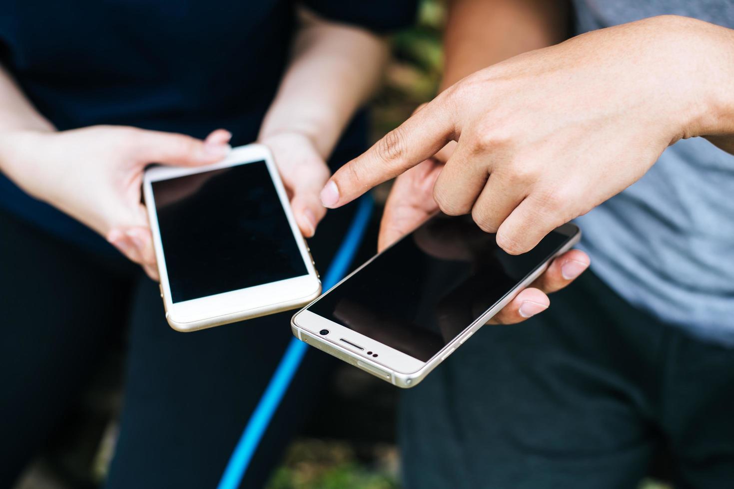 close-up van vrienden die samen op smartphones spelen foto