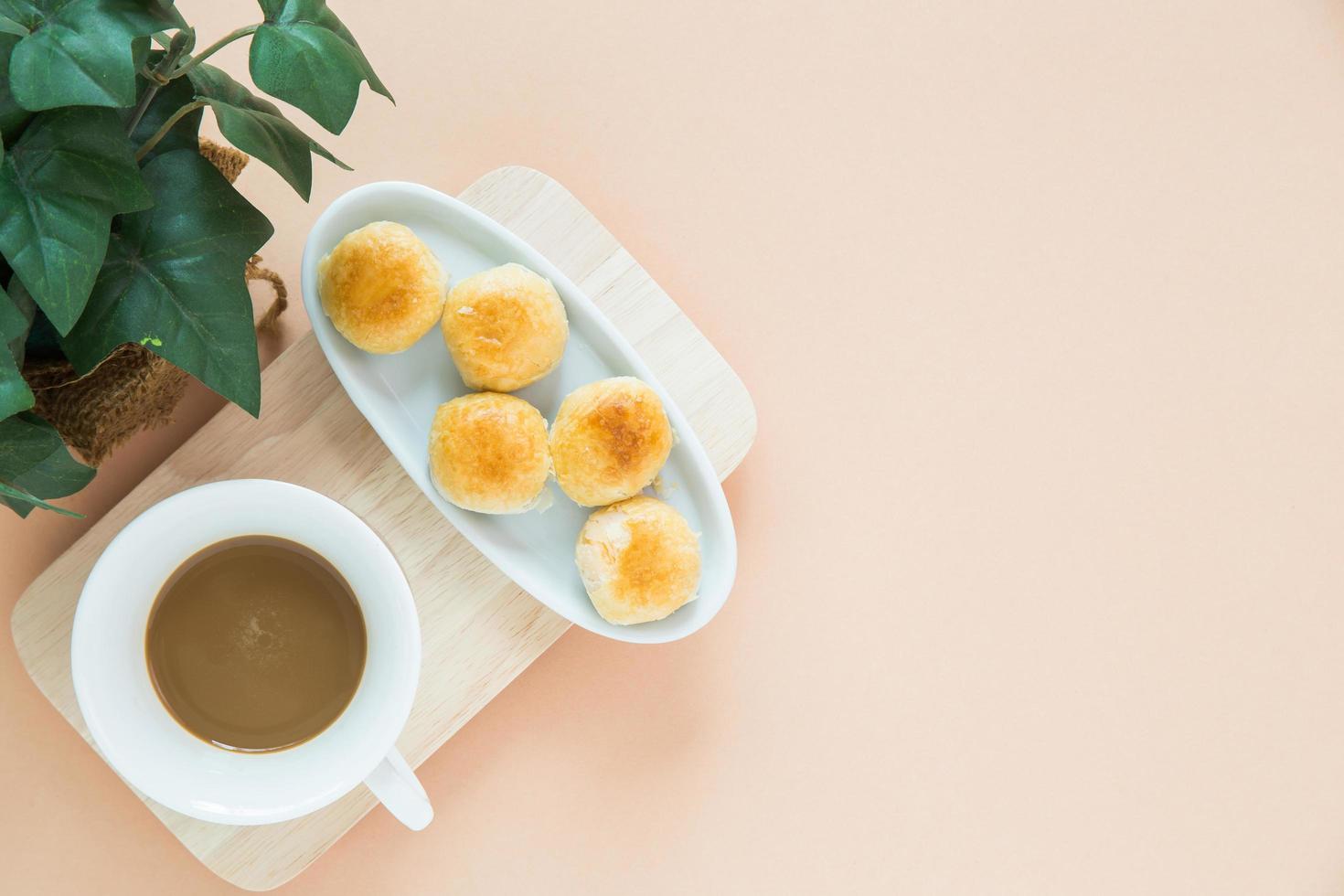 bovenaanzicht van koffie en dessert foto