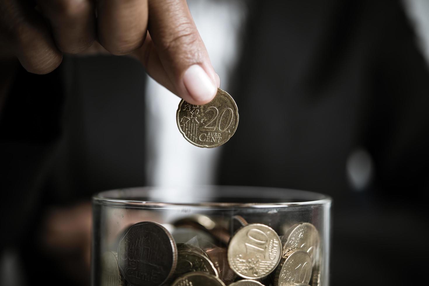 zakenman die geld schenkt aan een goed doel foto