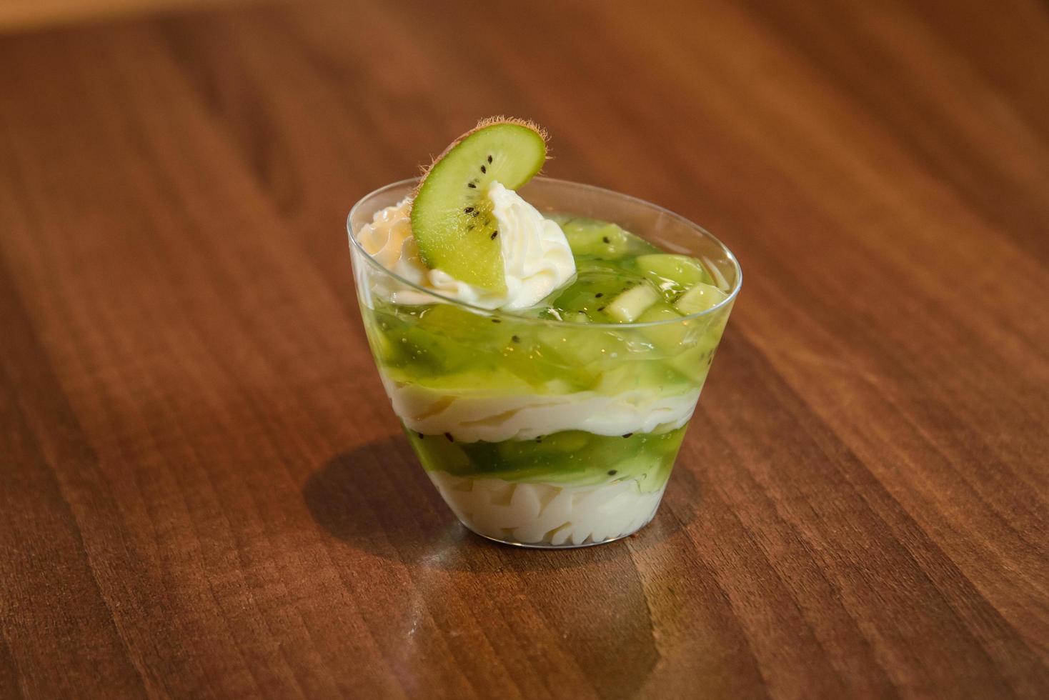 panna cotta met kiwi, voedsel close-up foto