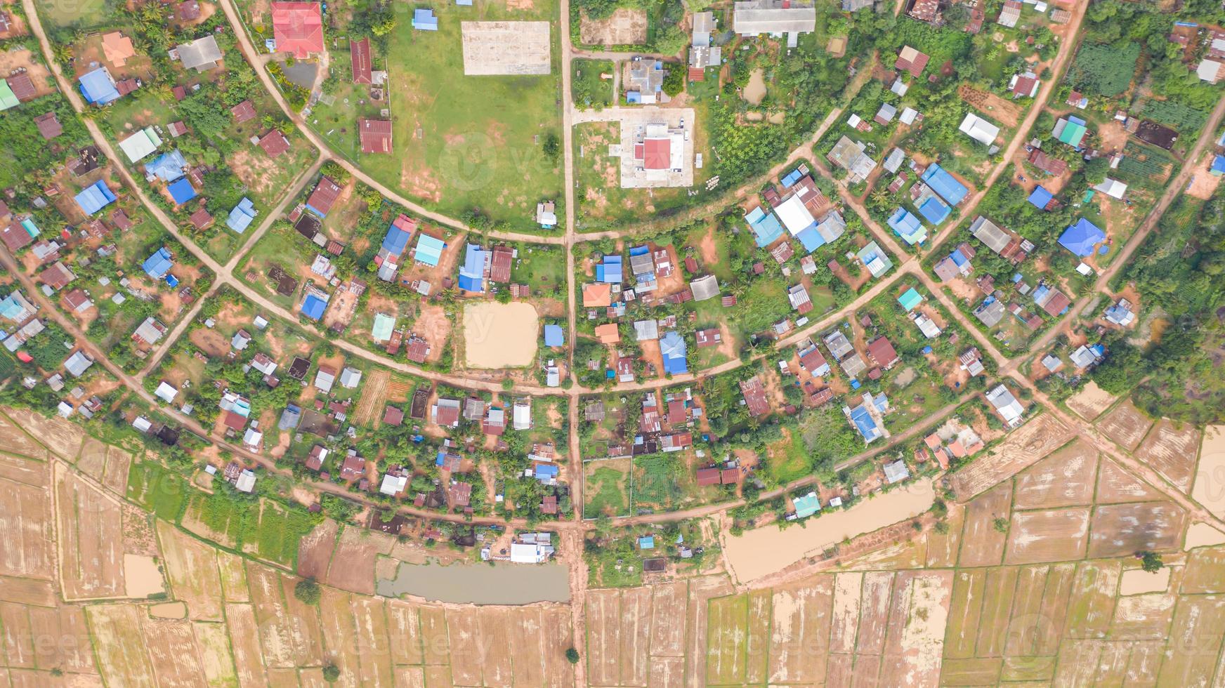 luchtfoto van huizen in een cirkel foto