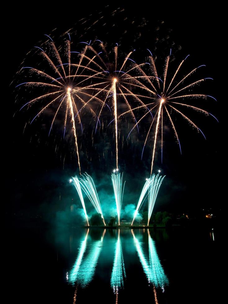 goud en groen vuurwerk foto