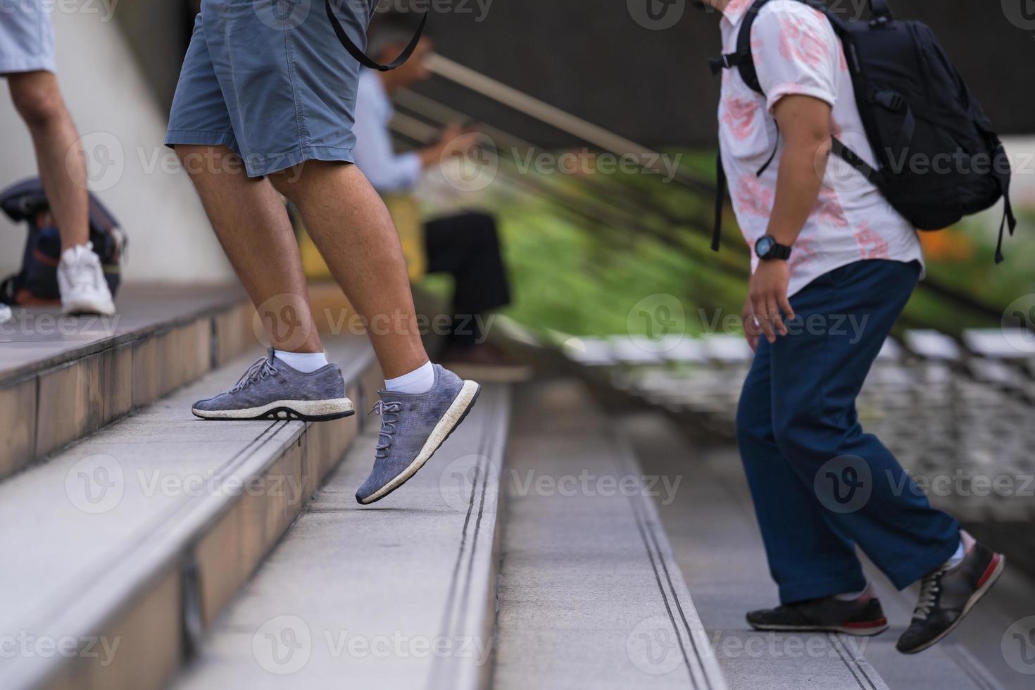 mensen lopen op trappen foto